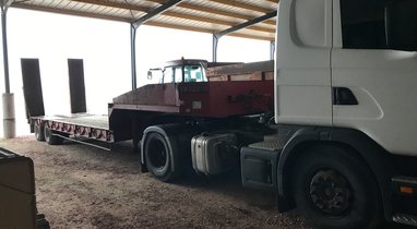 Semi-remorque porte-engins Scania à Sourdeval 300 €